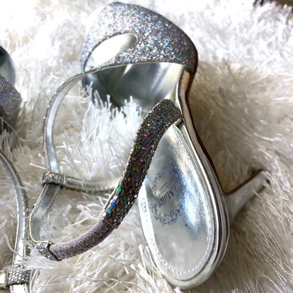 Silver Heels - Picture 7 of 8